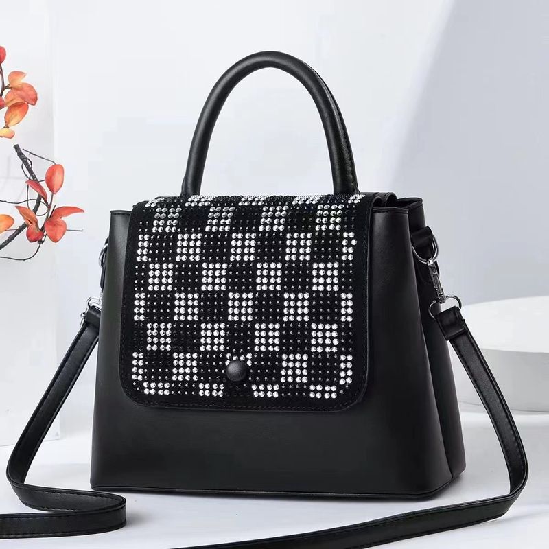 Damentasche 2024 Internet-Berühmtheit Diamanten besetzte kleine Tasche Neue glänzende Diamantperlen-Handtasche mit Kette_voghion.com