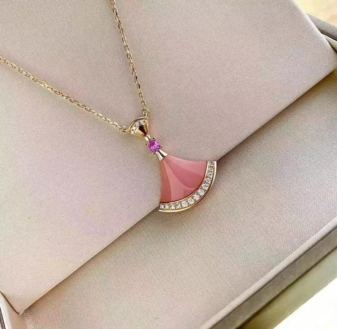 Colar com pingente em leque clássico em ouro rosa e cristal rosa_voghion.com