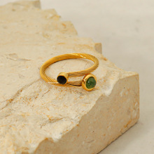 Bague en acier titane avec ouverture en pierre naturelle incrustée, conservant la couleur, offrant une sensation haut de gamme et polyvalente._voghion.com