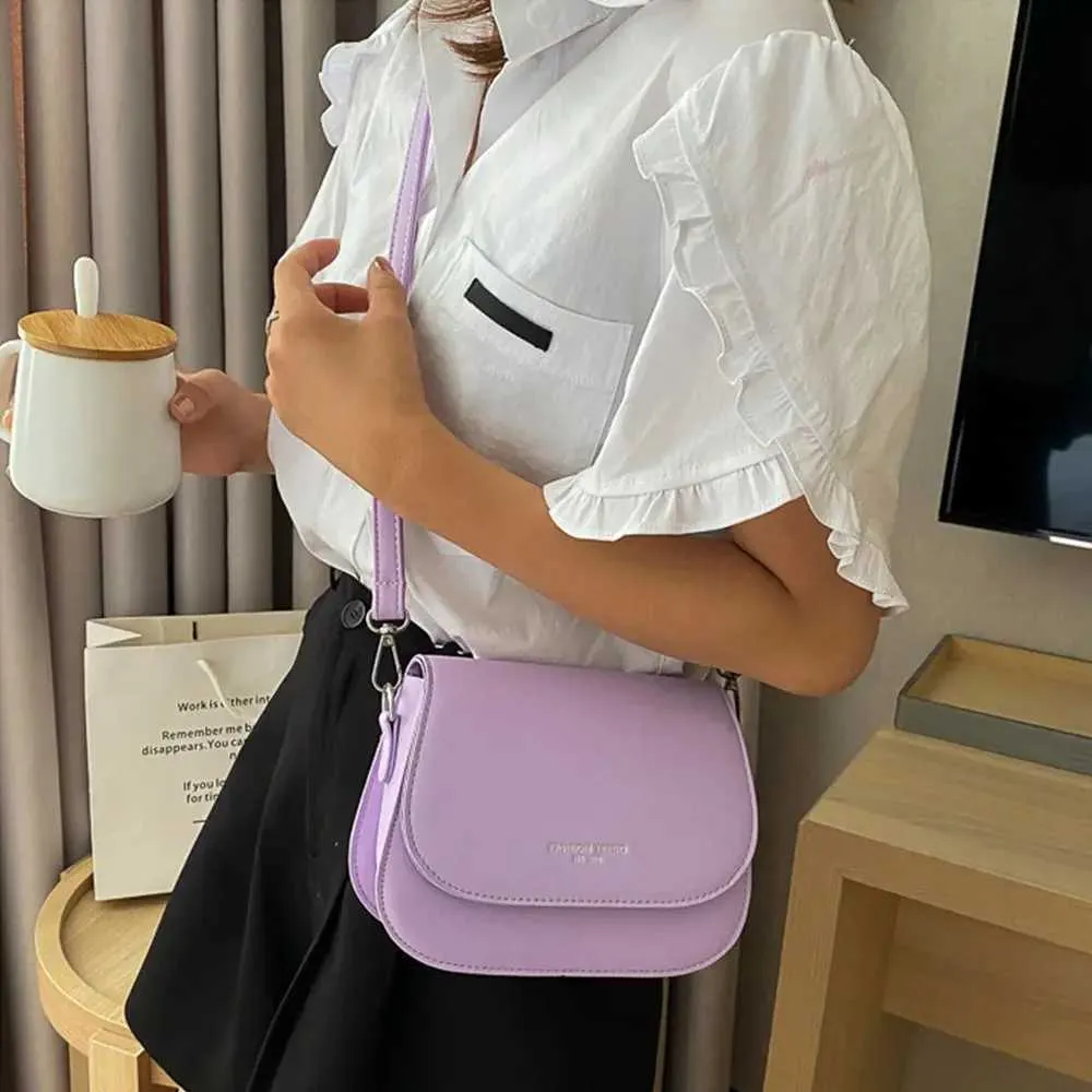 Fashionable saddle shoe PU leather cross shaped simple solid color flip messenger bag Fi handbag Y241026_voghion.com
