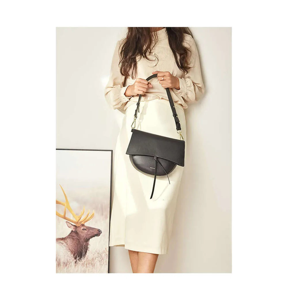 Toks pats stilius kaip ir „Blogger“ moteriškas odinis platus diržas, pusapvalis retro stiliaus karvės odos vieno peties krepšys per petį._voghion.com