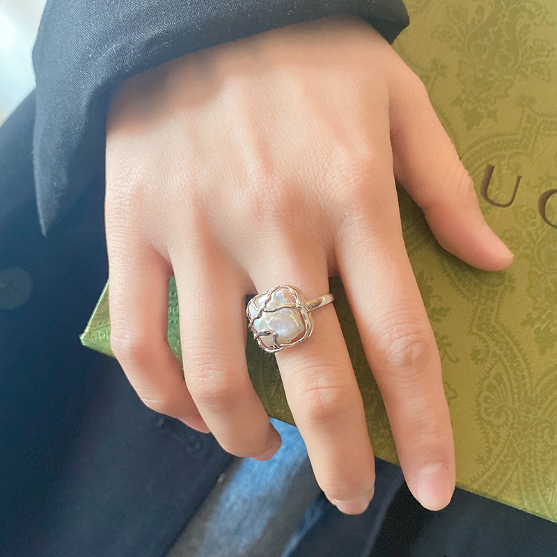 Anello in argento sterling con perla barocca, design femminile e lussuoso, accessorio ad anello aperto quadrato_voghion.com