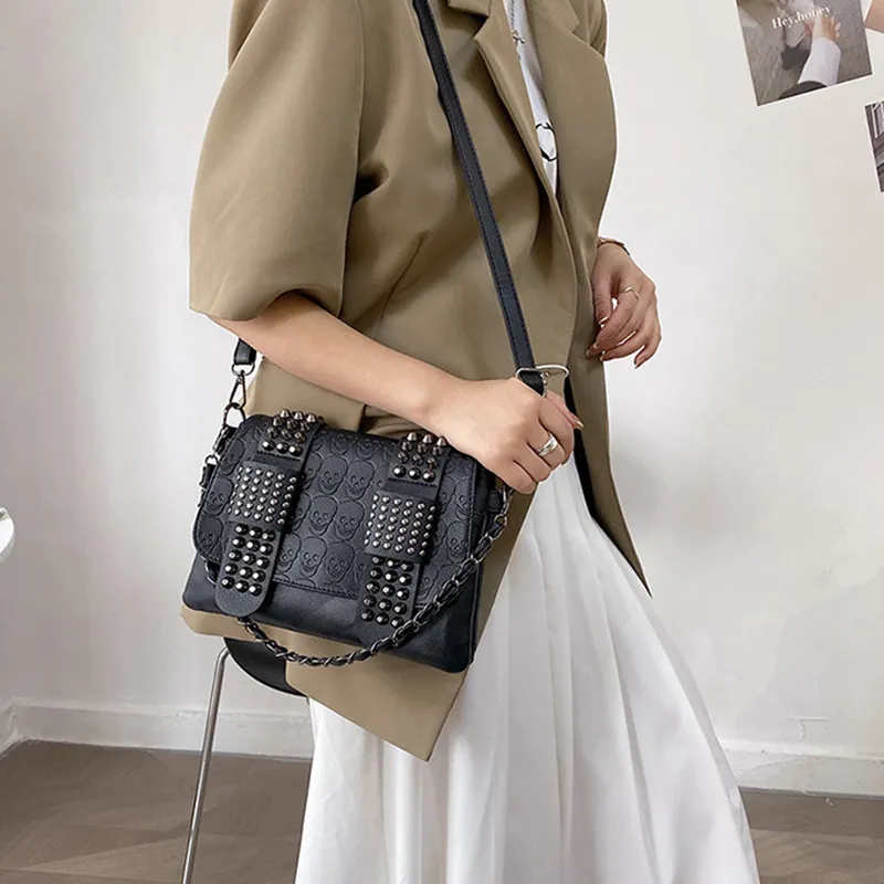 Yogodlns Borsa a tracolla vintage da donna in pelle nera con teschio e rivetti_voghion.com