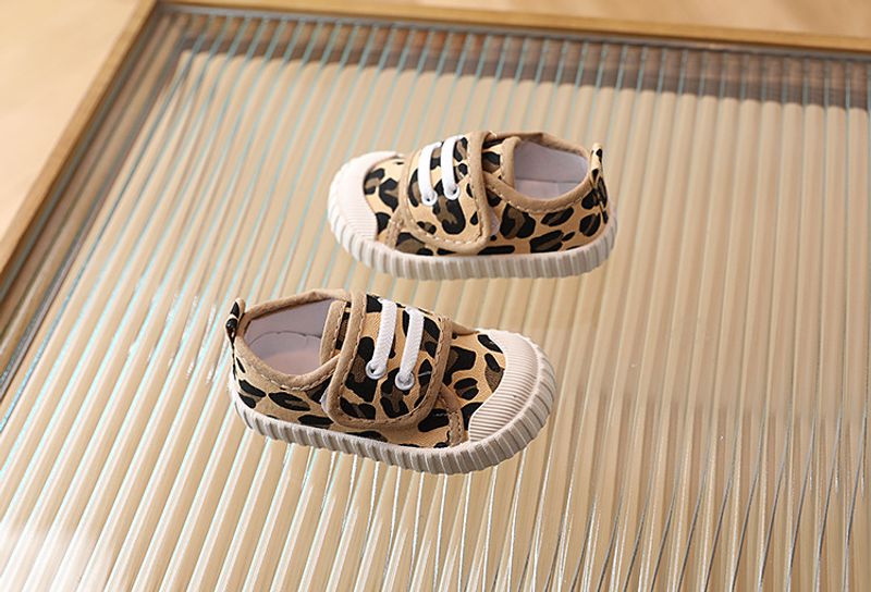 Nuevos zapatos de primavera y verano para niños y niñas, zapatillas de lona suaves e informales de color caramelo para niños, zapatillas de moda con estampado de leopardo_voghion.com
