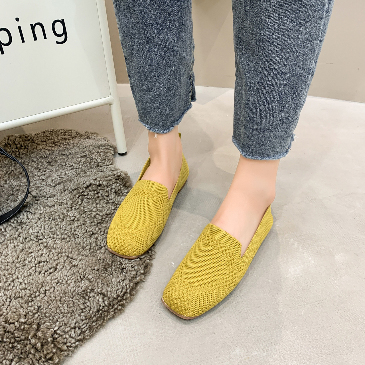 Flache Loafer mit quadratischem Kopf und einfarbiger Damensohle_voghion.com