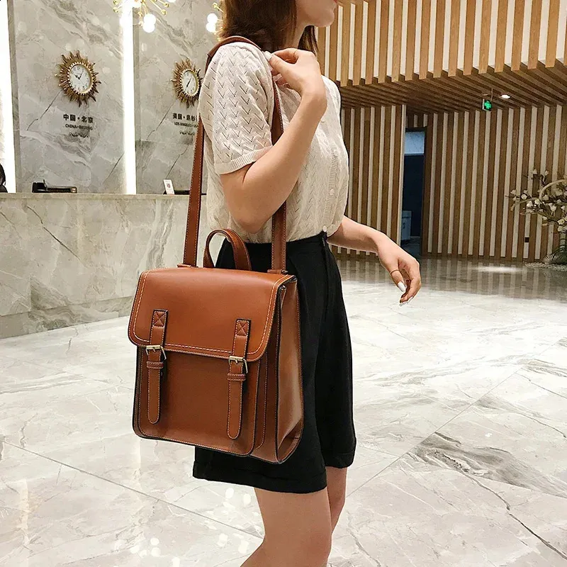 Mochila casual para mujer con bolsillo interior y solapa_voghion.com