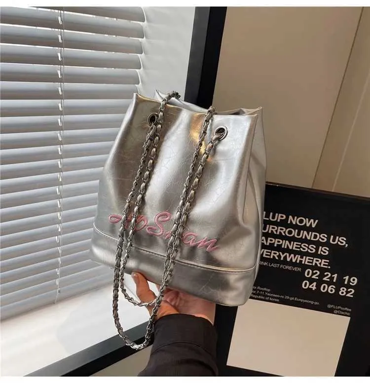 Borsa a secchiello in pelle da donna con ricamo e tracolla_voghion.com