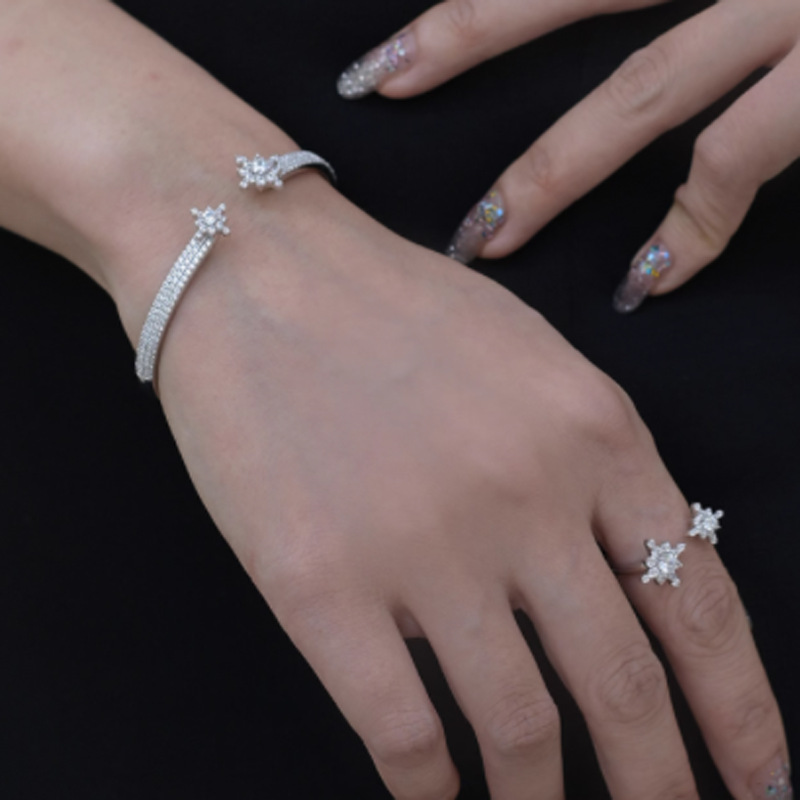 Anello donna con stella e zirconi design minimalista di lusso_voghion.com