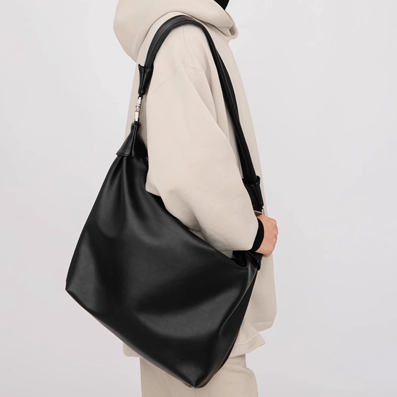 Version der einfachen Knödeltasche aus weichem Leder, 2025 neue Herrentasche, einfarbige Pendlertasche_voghion.com