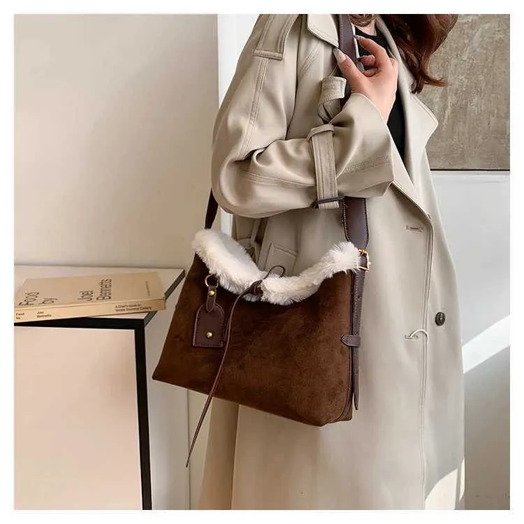 Sacs à bandoulière en daim de grande capacité pour femmes, sacoches solides et souples, sacs décontractés pour l'automne et l'hiver, patch en peluche pour femmes_voghion.com