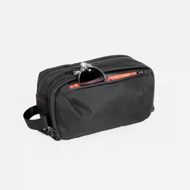 Trousse de toilette AER Dopp 2 X-Pac Nylon Mate Performance résistante à l'eau avec deux compartiments et pochette de rangement efficace_voghion.com