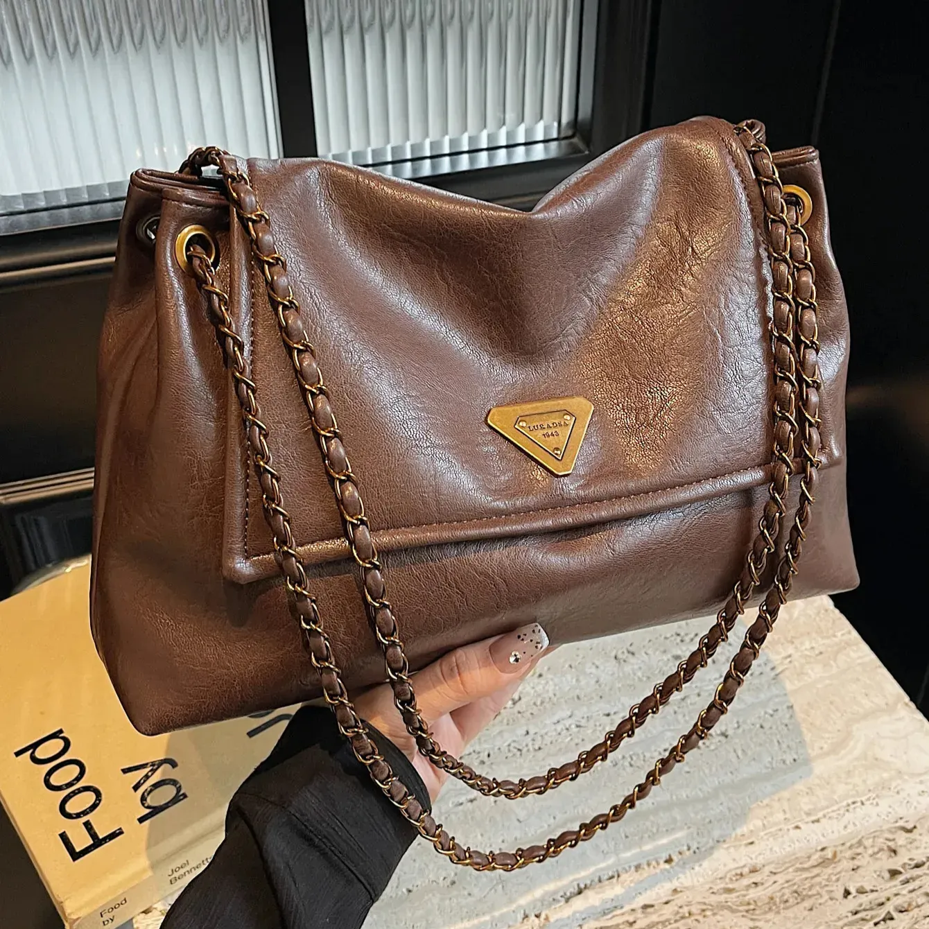 Ladies Black Leather Shoulder Bag With Designer Chain Strap_voghion.com