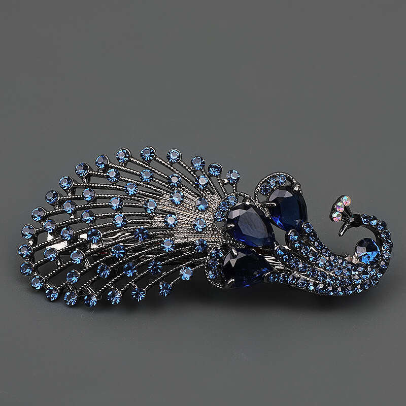 Pfauenfeder, halb auf der Rückseite des Kopfes gebunden, oben horizontale modische Haarspange, gerader Clip_voghion.com