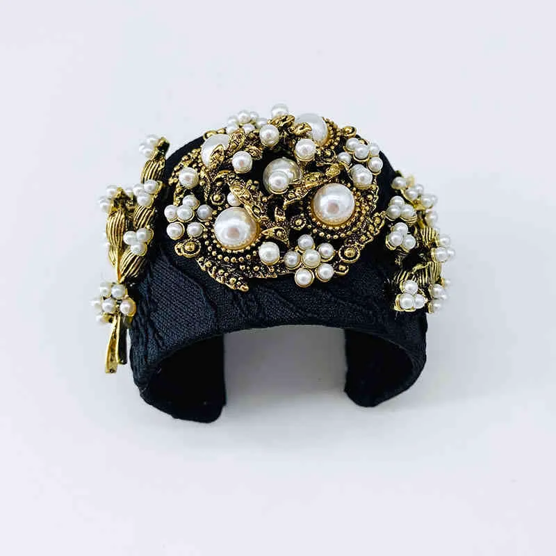 Pulseira de bracelete com berloques barroca e flores strass_voghion.com