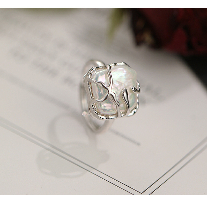 Anello in argento sterling con perla barocca, design femminile e lussuoso, accessorio ad anello aperto quadrato_voghion.com