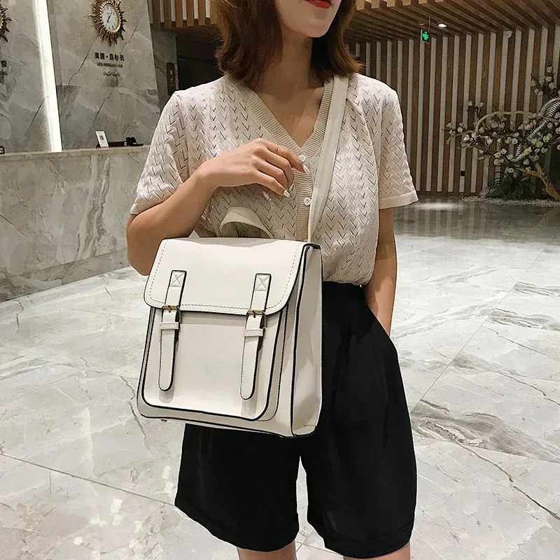 Mochila casual para mujer con bolsillo interior y solapa_voghion.com