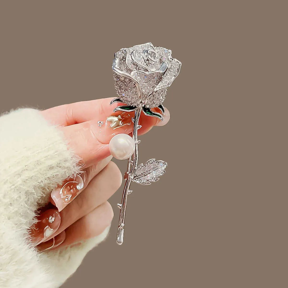 Spilla a forma di fiore di rosa all'ingrosso alla moda per uomo e donna con diamanti pieni, decorazione per abito_voghion.com