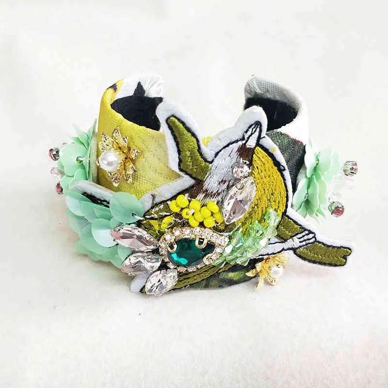 Pulseira de bracelete com berloques barroca e flores strass_voghion.com