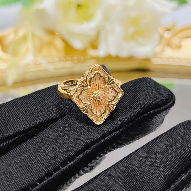 Guldklöver halsband med pärlemor i retro stil_voghion.com