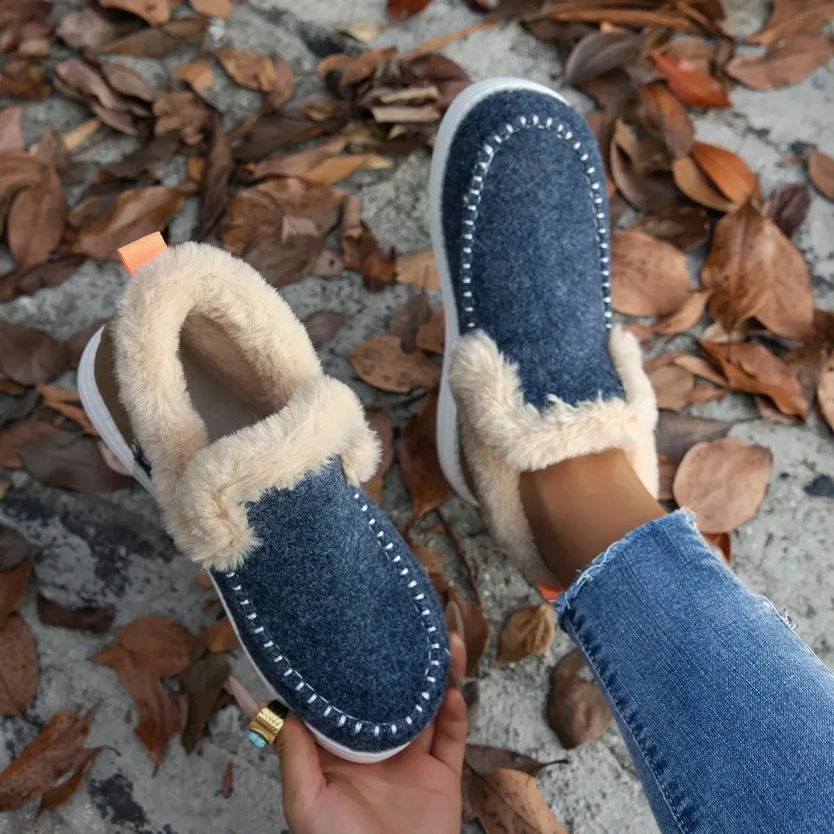 selg Sapatos Manga Feminina Inverno Biqueira Redonda Pelúcia Quente Curto Balde Flat Grande Botas de Neve 240904_voghion.com