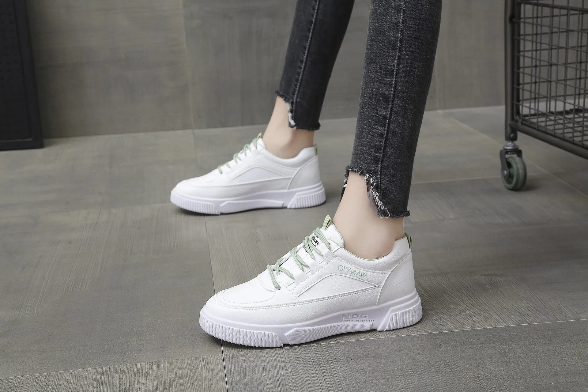 Thick Soled Round Toe College Style Low Cut White With Breathable Mesh For Comfortable Casual Sports Shoes_voghion.com