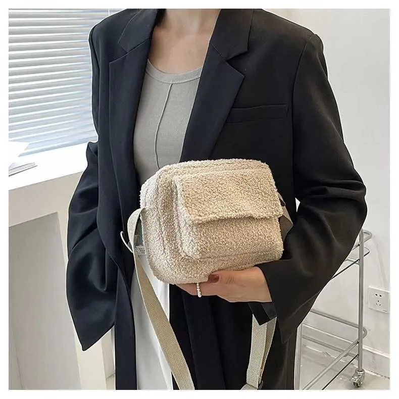 2024 Nouveau Tissu En Peluche Femmes Épaule Bandoulière Petit Mode Laine D'agneau Fourrure Moelleuse Hiver Femme Sac Designer_voghion.com