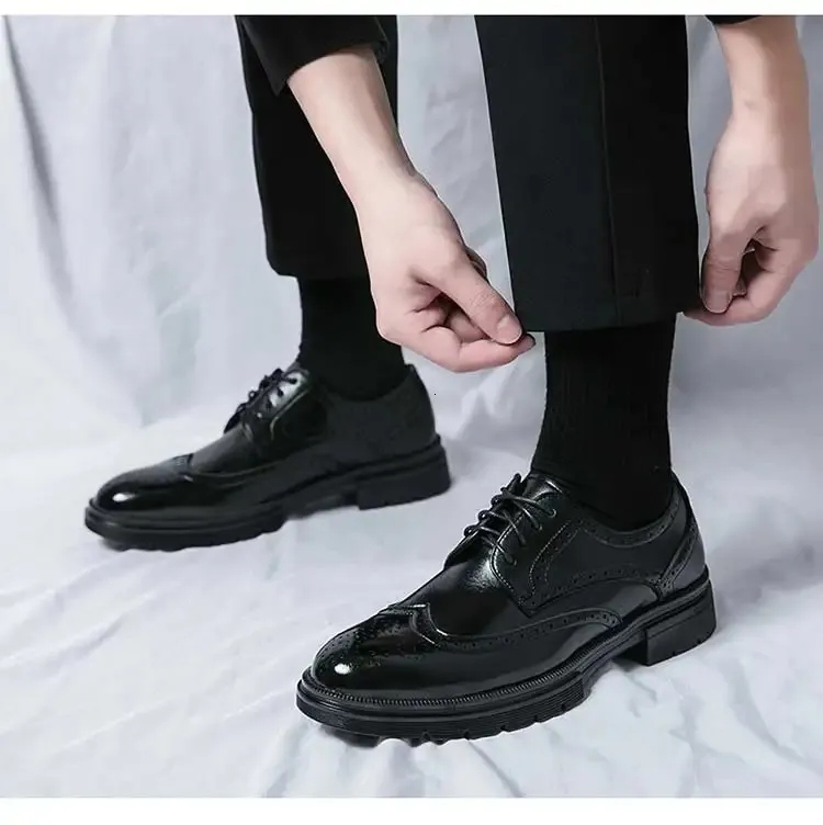 Oxford preto com ponta de asa feito à mão Brogue couro clássico formal masculino Oxfords 240607_voghion.com