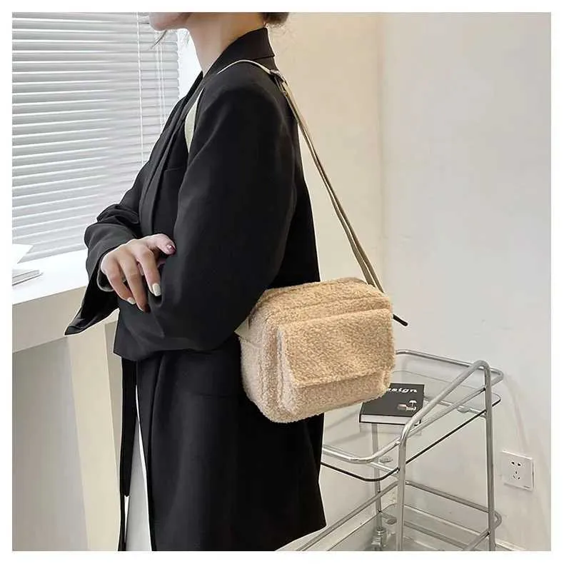 2024 Nouveau Tissu En Peluche Femmes Épaule Bandoulière Petit Mode Laine D'agneau Fourrure Moelleuse Hiver Femme Sac Designer_voghion.com
