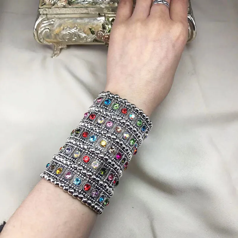 Pulseras elásticas anchas de moda clásicas con dijes, estilo retro punk exagerado, de cinco filas de cristales retráctiles, tejidas con cuentas a mano._voghion.com