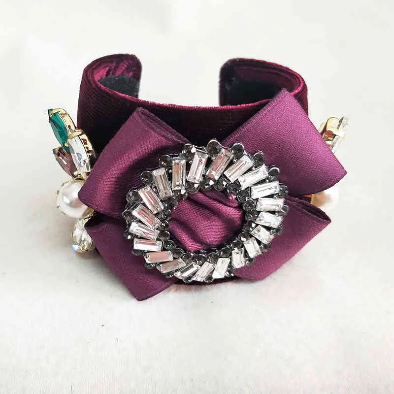 Pulseira de bracelete com berloques barroca e flores strass_voghion.com