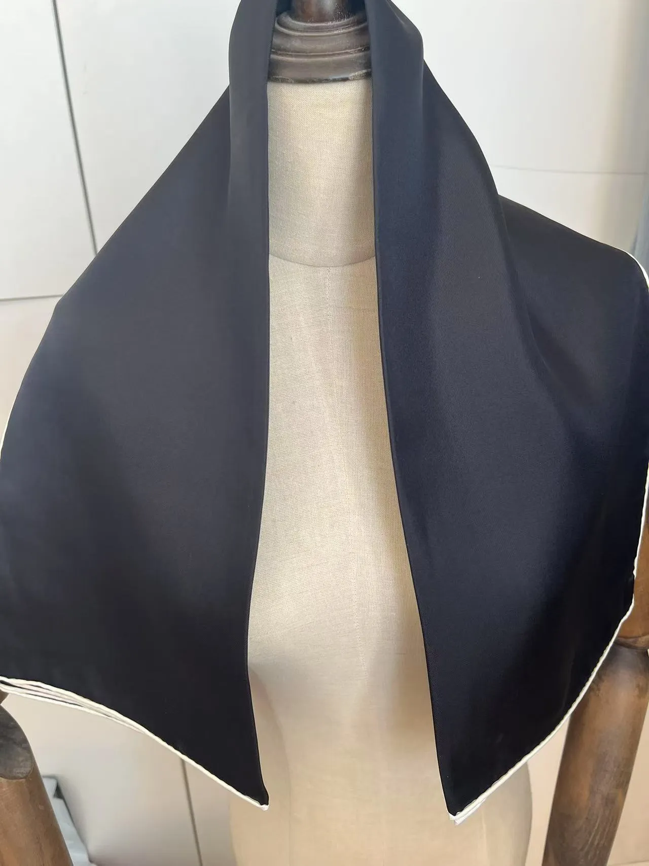 Bufanda de sarga de seda negra de 90 x 90 cm, de alta calidad, para mujer, chal de moda, novedad de 2024_voghion.com