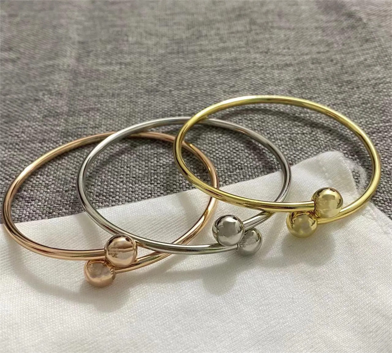 Bracciale rigido lotus elegante da donna placcato oro e argento_voghion.com