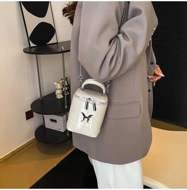 Damen Umhängetasche Aus Lackleder Mit Schmetterling Und Kette_voghion.com