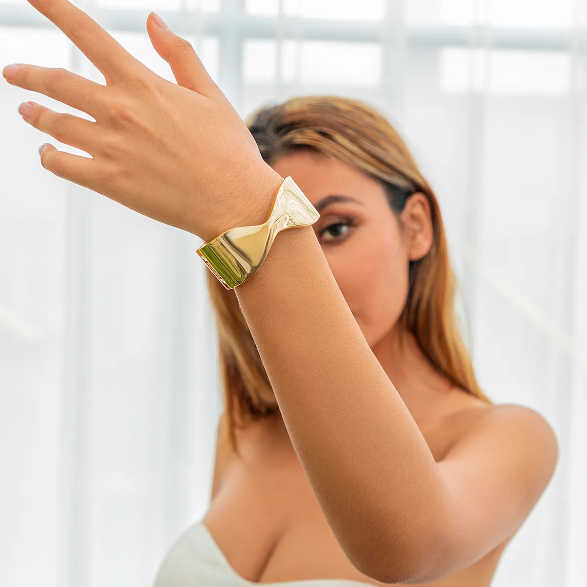 Brazalete grande de metal brillante Lacteo para mujer, con personalidad de moda, estilo viento exagerado, para fiestas de verano, banquetes, joyería_voghion.com