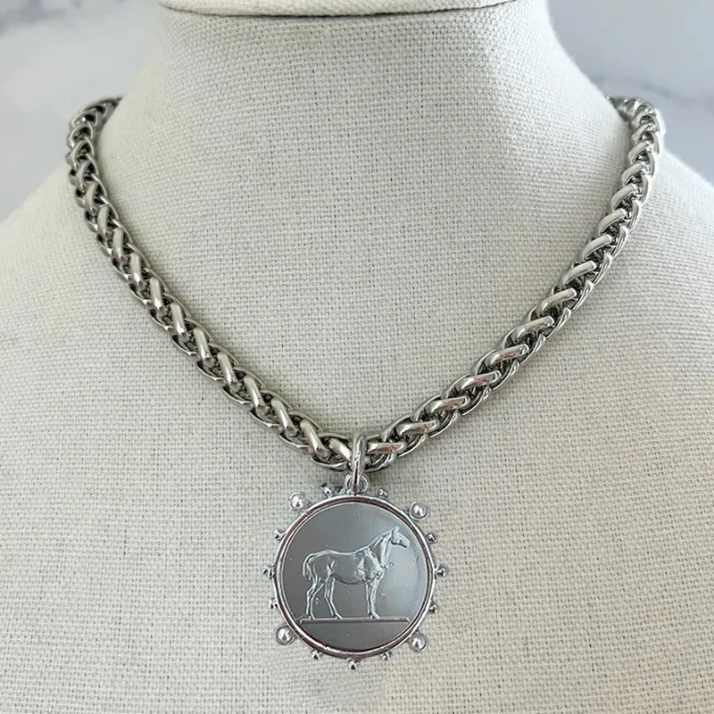 Collier pendentif médaillon cheval en acier inoxydable unisexe_voghion.com
