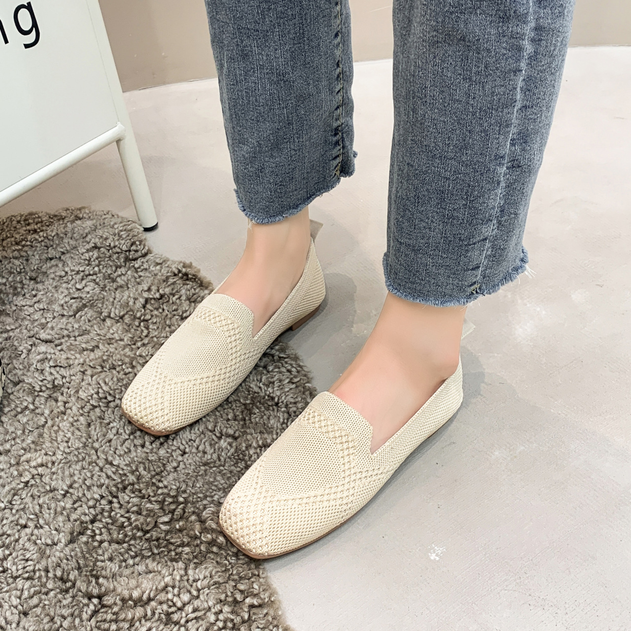 Flache Loafer mit quadratischem Kopf und einfarbiger Damensohle_voghion.com