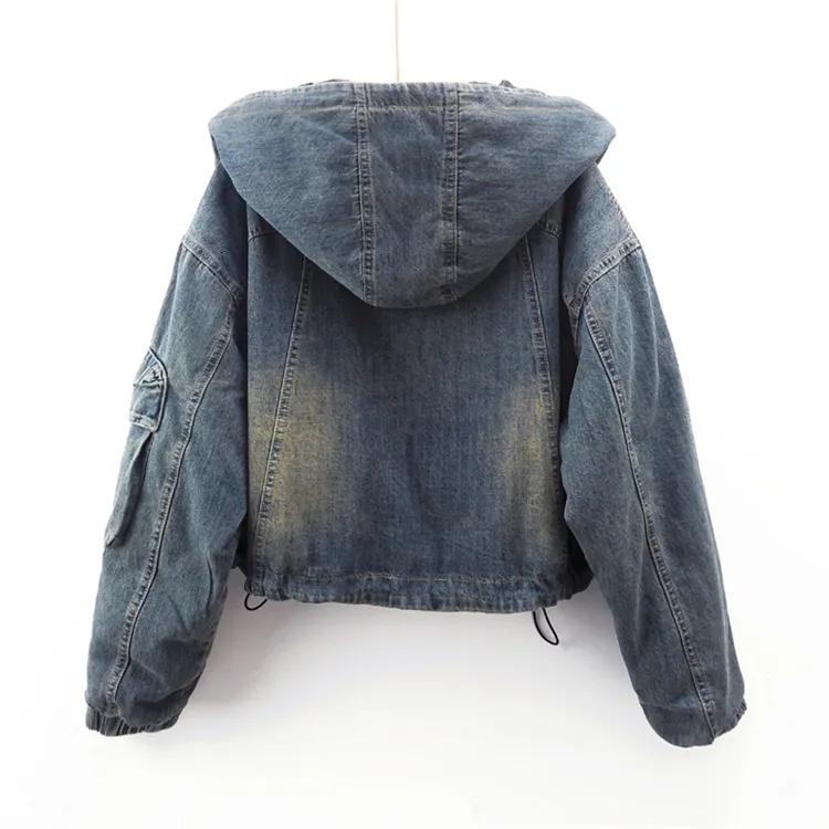 Giacca da donna in denim di cotone invernale, corta, ampia, con cappuccio, blu vintage, con tasche grandi, in jeans, da cowboy_voghion.com
