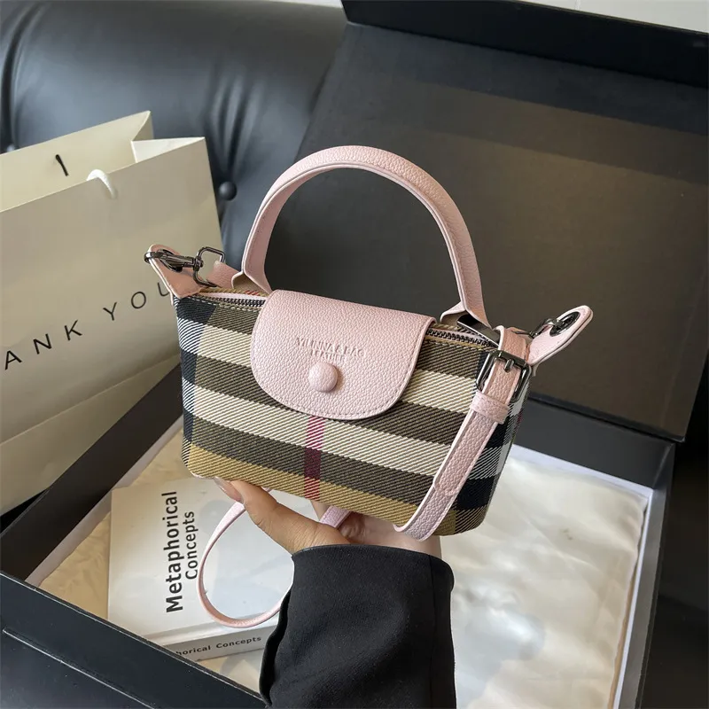 Mini sac bandoulière à carreaux, tendance été 2025_voghion.com