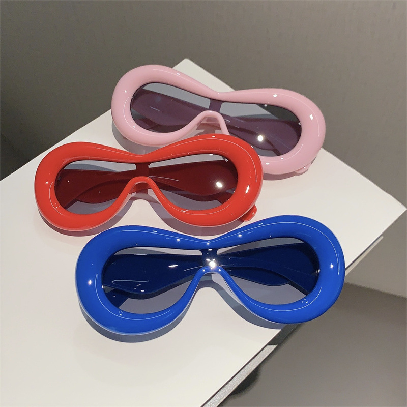 Lunettes de soleil une pièce personnalisées à large bord, nouveau style de vente à chaud, lunettes de soleil photo de rue à la mode et à la mode_voghion.com