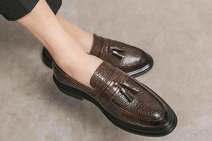 Mocassins souples à bout pointu, imprimé animal, chaussures en cuir pour hommes, chaussures décontractées rehaussantes avec pompons_voghion.com