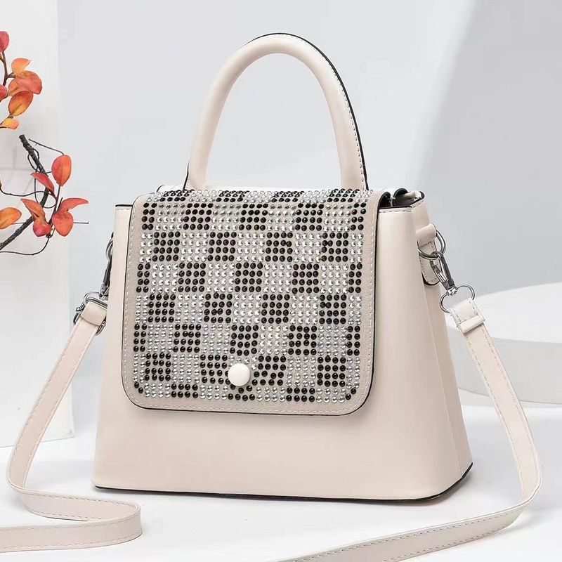 Damentasche 2024 Internet-Berühmtheit Diamanten besetzte kleine Tasche Neue glänzende Diamantperlen-Handtasche mit Kette_voghion.com