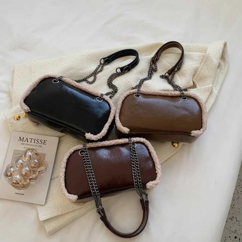 Retro-Stil Umhängetaschen Einfarbig Helles Leder Plüsch Kanten Schultertasche Designer Handtaschen Damen Shopper Totes_voghion.com