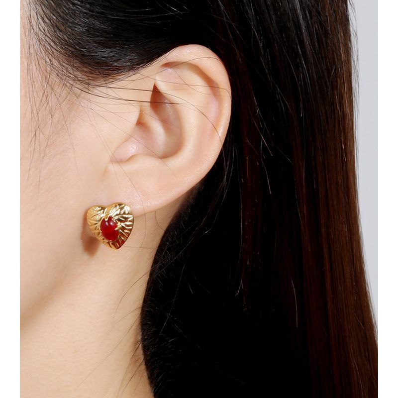 Orecchini sterg sier zircone rosso amore orecchio fibbia luce autunno e inverno nicchia ins orecchini all'ingrosso donne di alta gamma_voghion.com