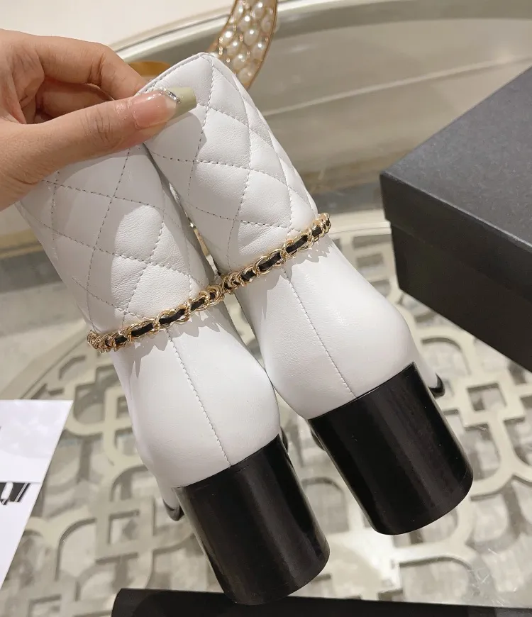 Neueste Designer Frauen Kurze Runde Zehe Blockabsatz Hohe Qualität Natur Leder Metall kette Patchwork Mid-kalb Mode_voghion.com