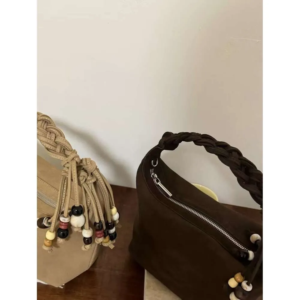 Borsa a tracolla da donna in vera pelle scamosciata, piccola, da 20 cm, con manico portatile, con design a nappe con perline e intreccio_voghion.com