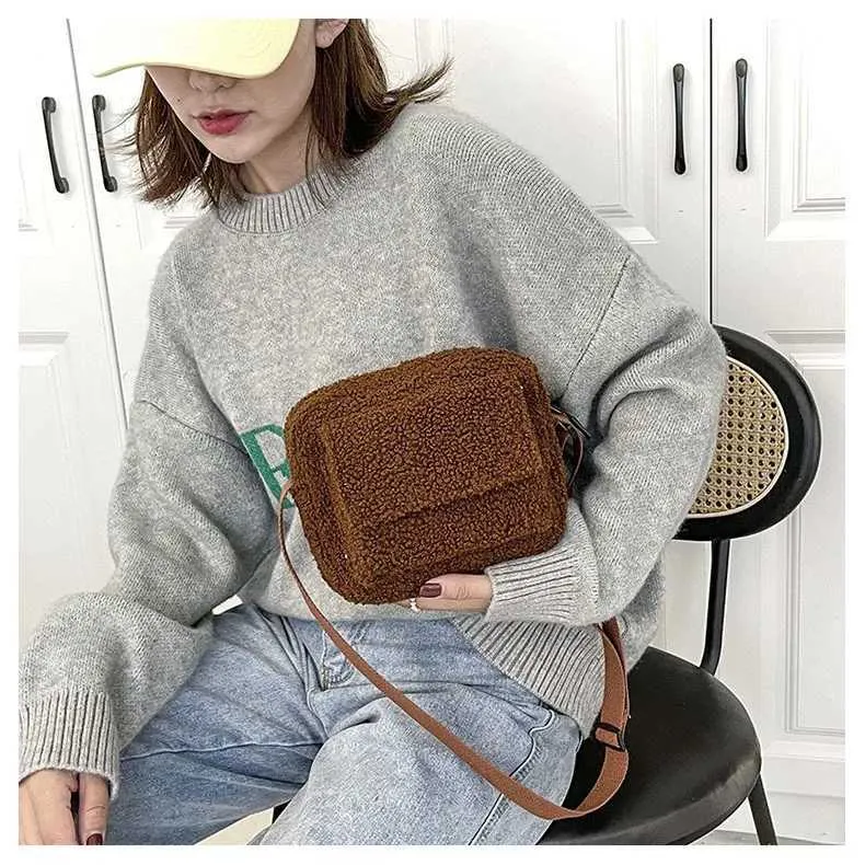 2024 Nouveau Tissu En Peluche Femmes Épaule Bandoulière Petit Mode Laine D'agneau Fourrure Moelleuse Hiver Femme Sac Designer_voghion.com