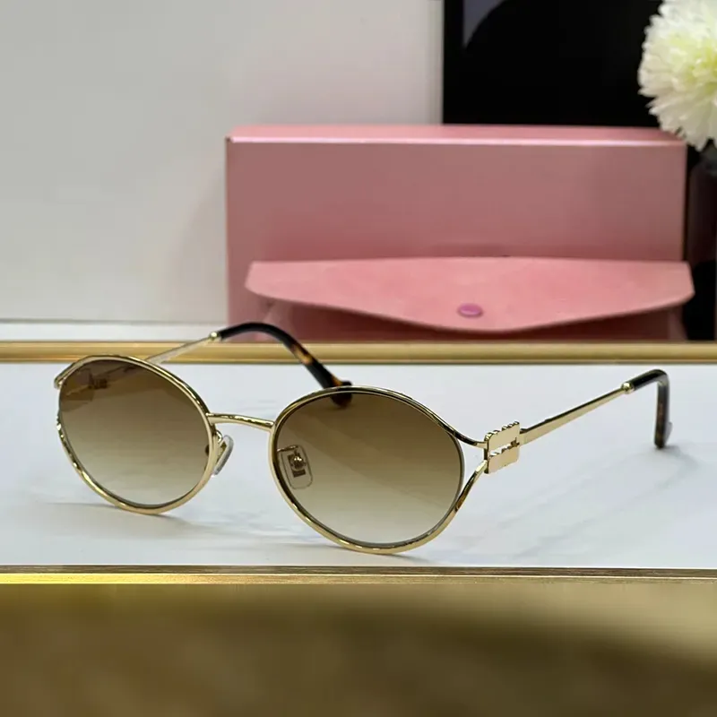 fir Fraen klassesch Designer Sonnebrëller Euro-amerikanesch Trendbrëller gekrëmmt Lënsen Sonnebrëller grouss Gestell Liichtkontur UV400_voghion.com