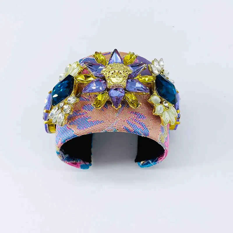 Pulseira de bracelete com berloques barroca e flores strass_voghion.com