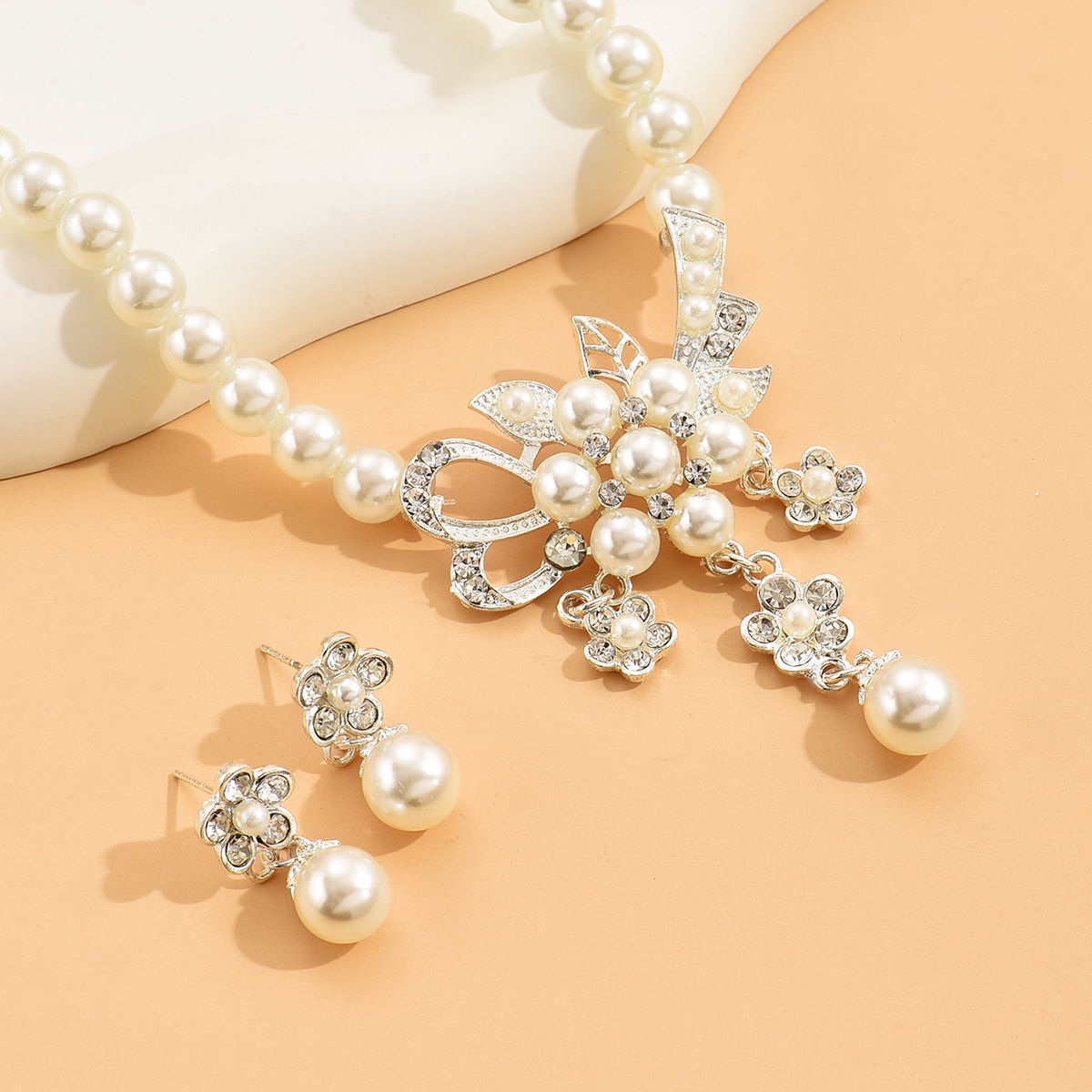 Ensemble collier et boucles d'oreilles perles et fleurs, style vintage tendance, best-seller d'une marque européenne et américaine. Bijoux pour femme._voghion.com
