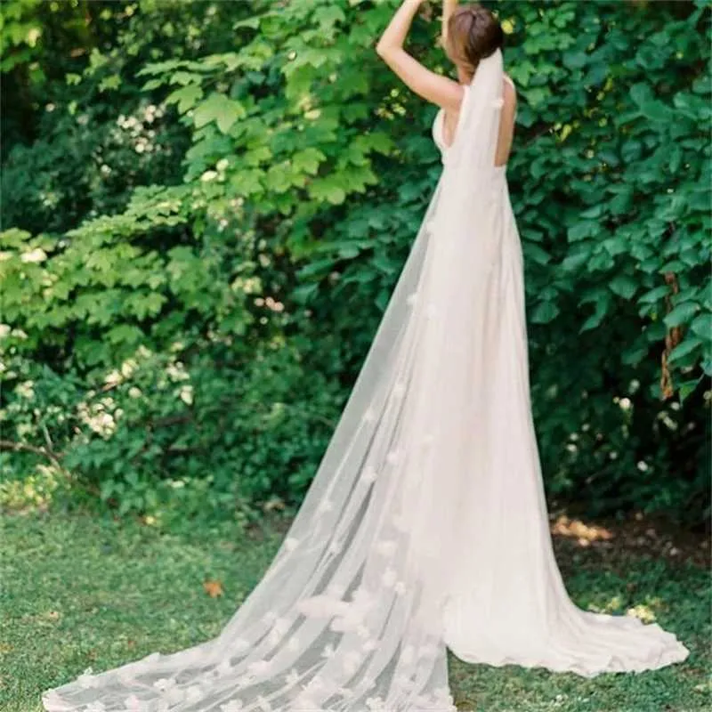 Gioielli per capelli V20s a un livello con fiori in tessuto, applicazioni floreali in pizzo sparse, velo da sposa, fiori in organza 3D sulla sposa_voghion.com